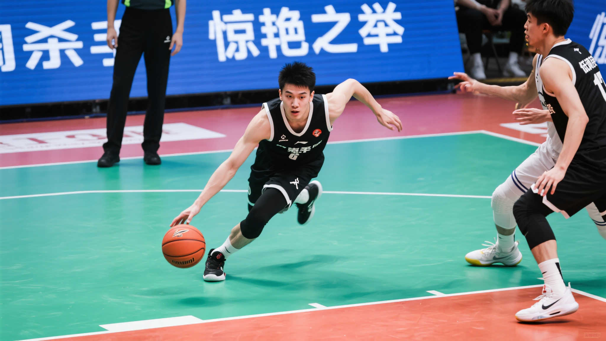 隰泰诚最后10秒远投未果,吴泽昊反击成功打2+1 这个举动无疑彰显了他的自信以及想通过“惊艳之举”扭